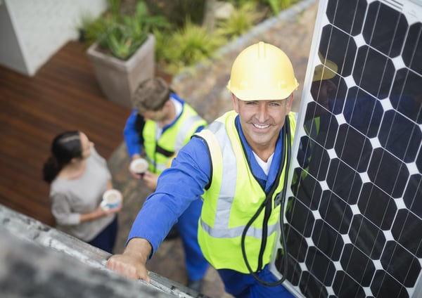 casa con paneles solares